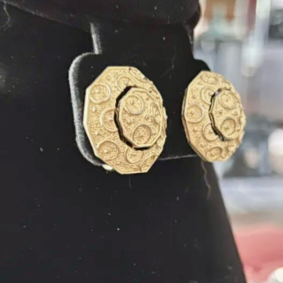 Vintage SIGNED CROWN TRIFARI Textured Pendant Necklace Gold Tone 24” Earring SET - Picture 4 of 6